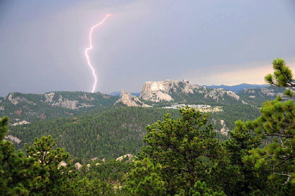 Black-Hills-SD/1024x768_Lightning Mt.Rushmore.jpg